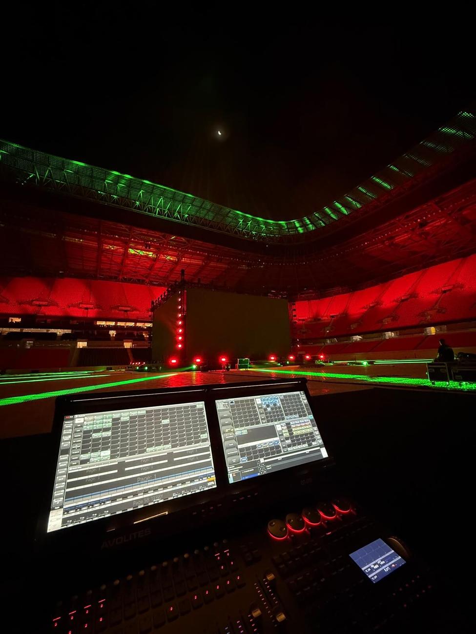 Régie façade NOVA LIVE en stade, contrôle lumière et lasers