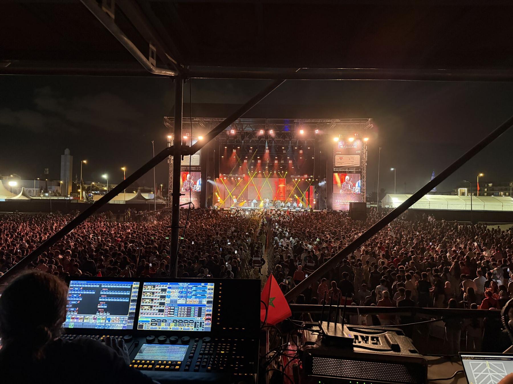 Concert en plein air produit par NOVA LIVE, régie façade et scène principale