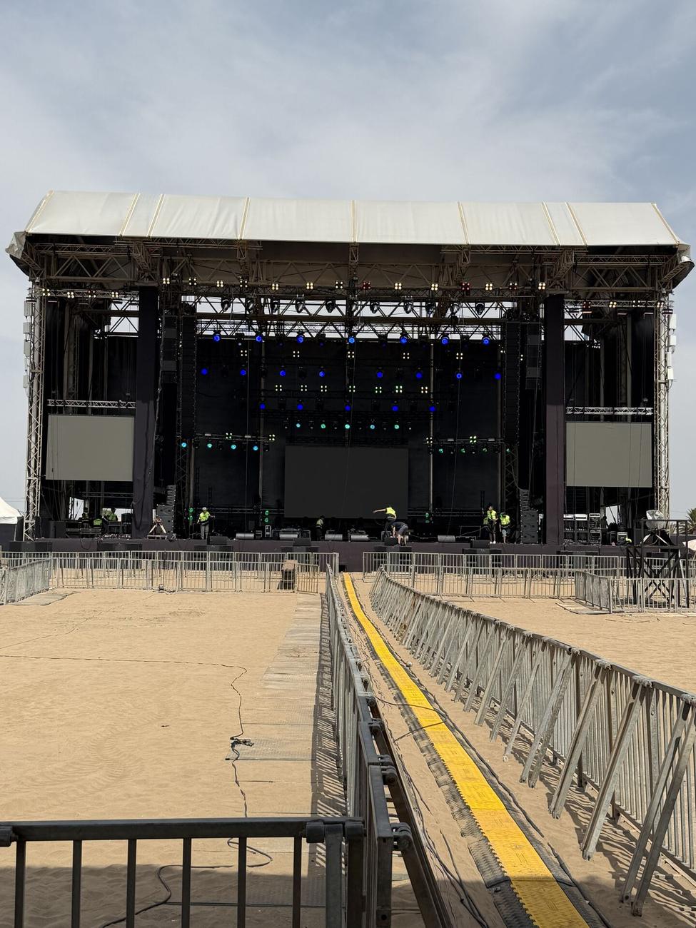 Montage d'une scène en extérieur sur une date de tournée