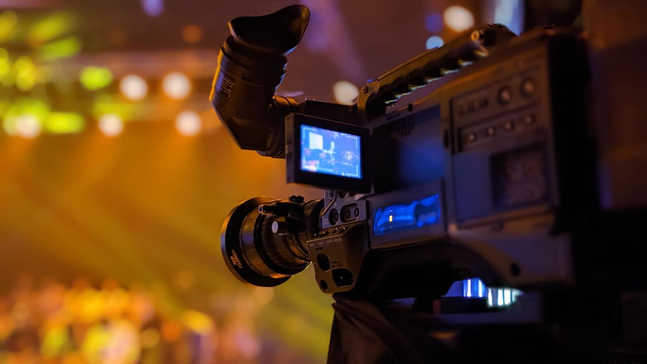 TV — caméra broadcast en tournage NOVA LIVE