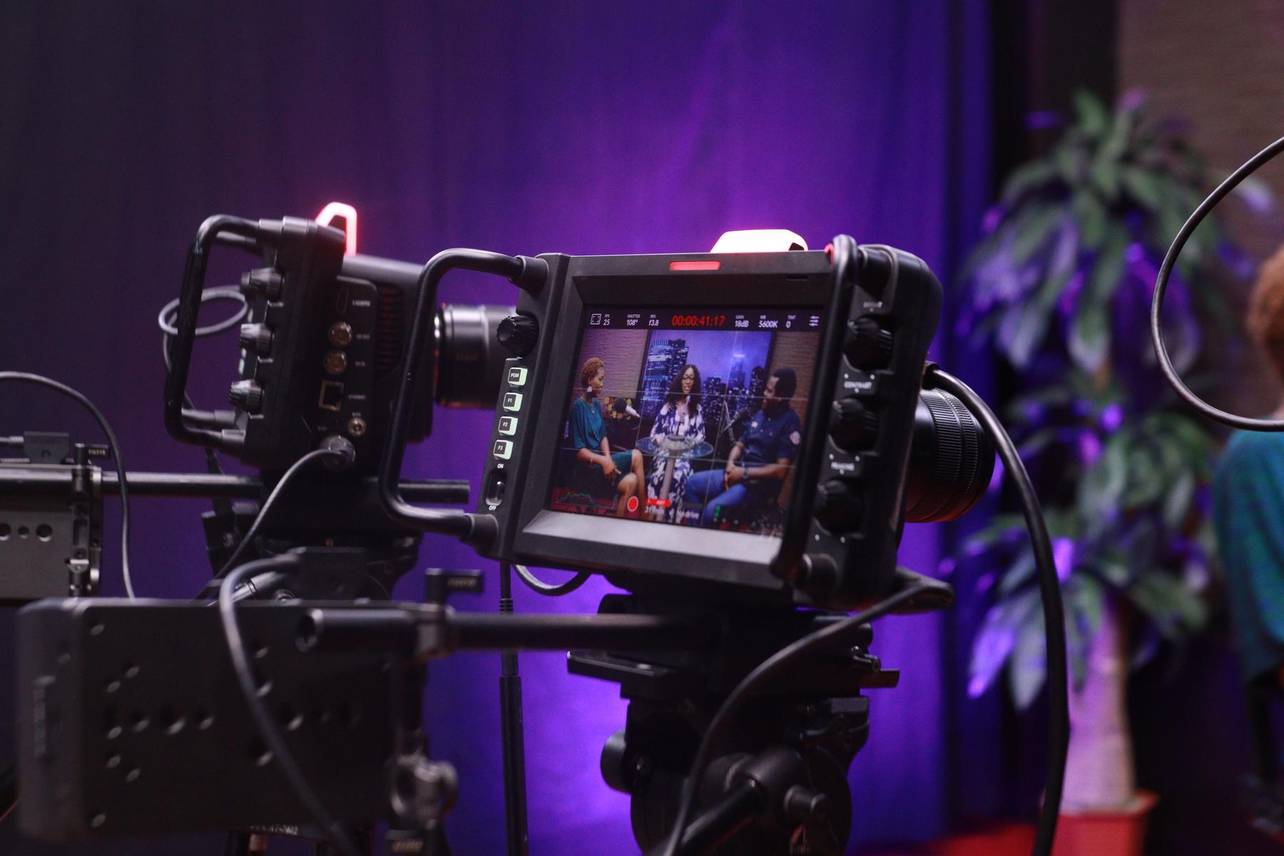 Caméra de plateau et retour image sur un tournage télévisé — NOVA LIVE