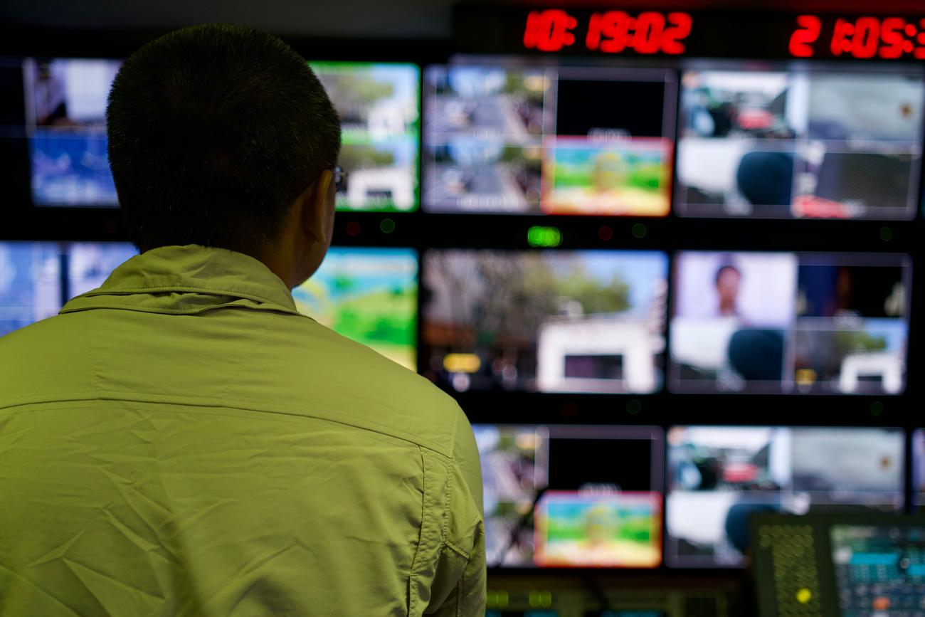 Opérateur en régie devant un mur de monitoring — captation télévisée